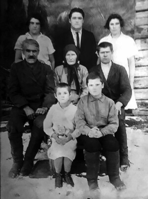 Семья Коваленко. Наверху в правом углу – молодожены Иван и Серафима